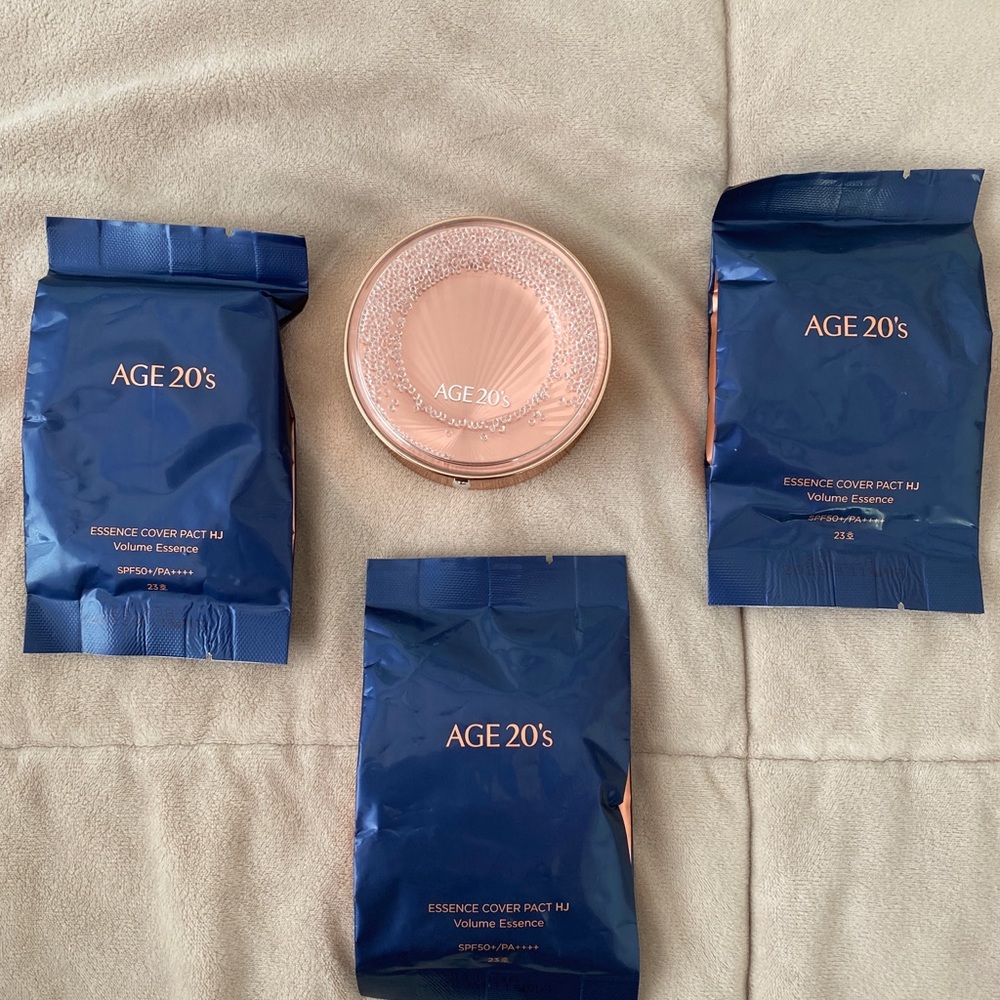 Age 20's Essence Volume cover pact with 3 refills
